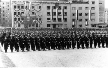 Oddziały Marynarki Wojennej prezentują broń, lipiec 1939&nbsp;r.
