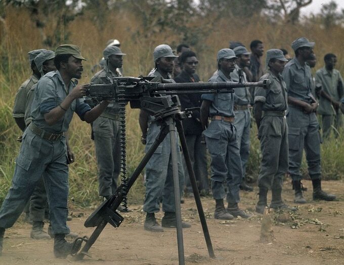 Angolscy partyzanci z FNLA (Narodowy Front Wyzwolenia Angoli) podczas ćwiczeń, 1974 r.