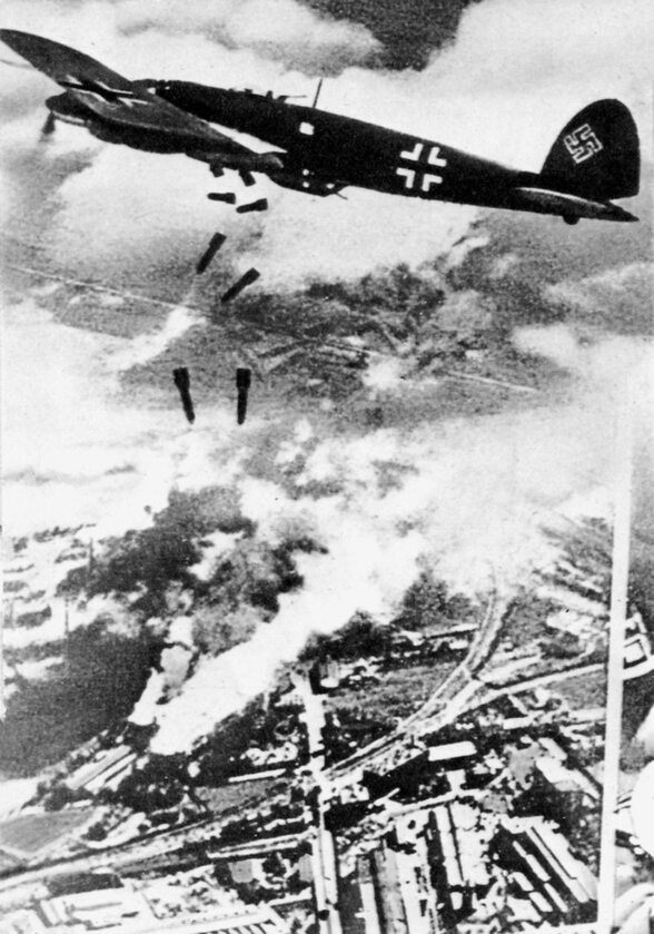 Bombardowanie stolicy Niemiecki samolot Heinkel He 111 zrzuca bomby na Warszawę. W największym nalocie - 25 września, na miasto spadło 630 ton bomb burzących i zapalających, niszcząc 12 proc. zabudowy i zabijając 10 tys. cywilów.