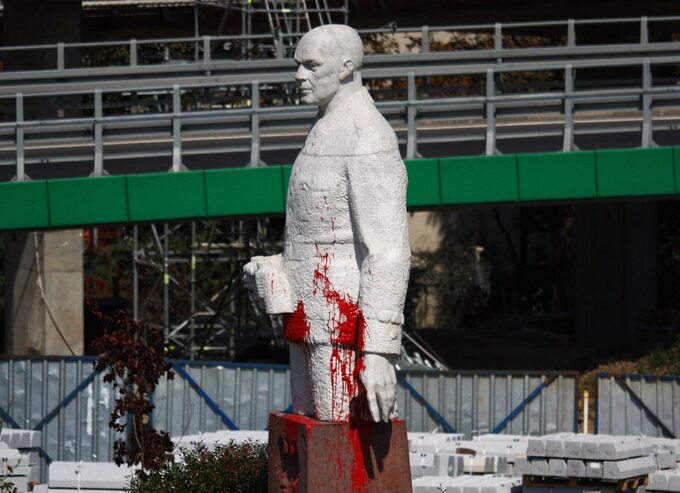 Pomnik Zygmunta Berlinga po kolejnej akcji oblania czerwoną farbą (2008 r)