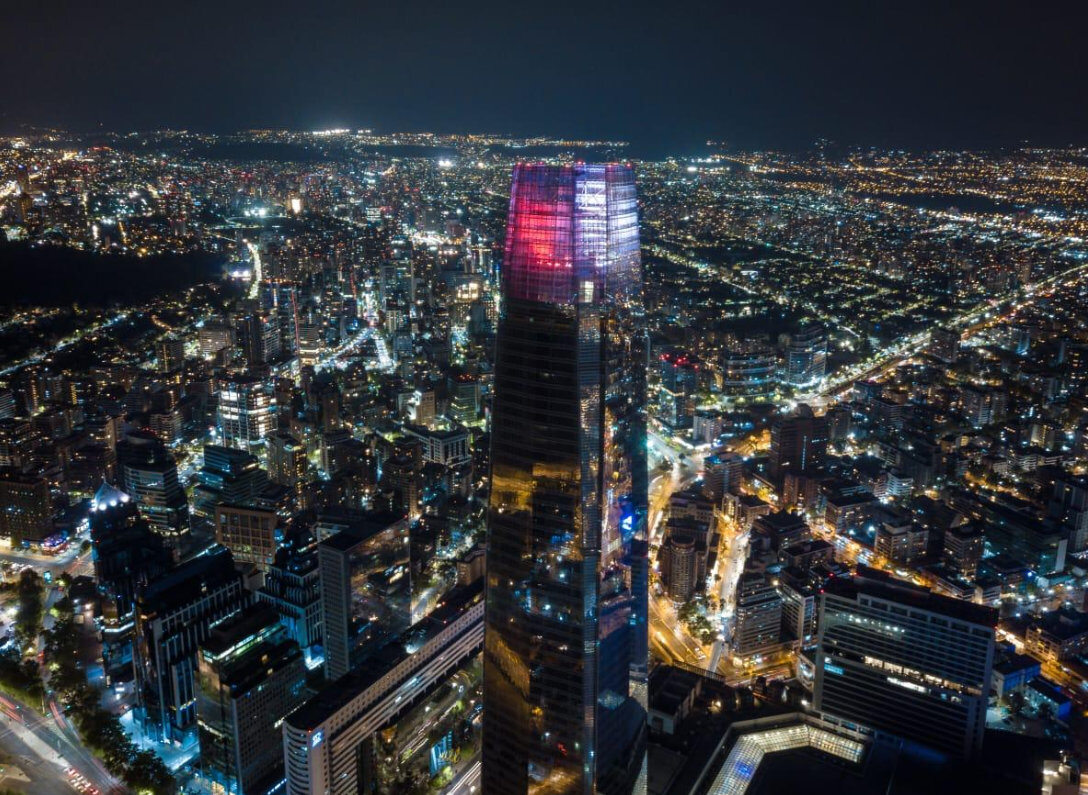 Najwyższy budynek w Chile i zarazem Ameryce Południowej - Torre Costanera w biało-czerwonych barwach 