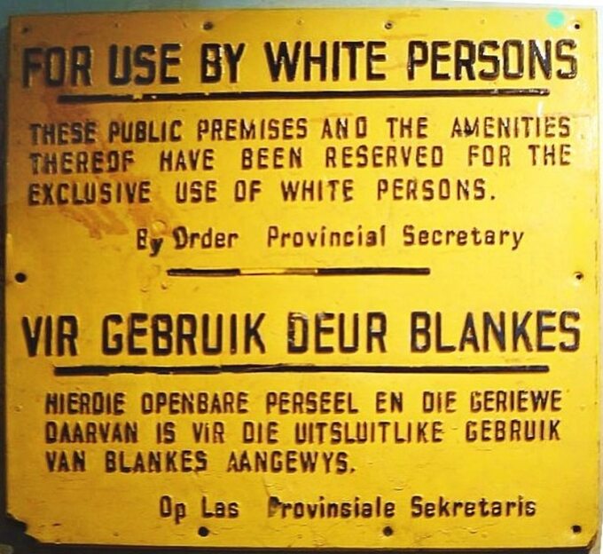 "Do użytku dla białych osób" - tablica informacyjna z czasów apartheidu w RPA