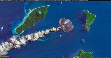 Anak Krakatau -&nbsp;pozostałość (wciąż aktywna) wielkiego wulkanu Krakatau, Indonezja