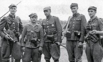 Żołnierze 5. Wileńskiej Brygady AK. Od lewej: ppor. Henryk Wieliczko &bdquo;Lufa&rdquo;, por. Marian Pluciński &bdquo;Mścisław&rdquo;, mjr Zygmunt Szendzielarz &bdquo;Łupaszka&rdquo;, Jerzy Lejkowski, &bdquo;Szpagat&rdquo;, por. Zdzisław Badocha &bdquo;Żelazny&rdquo;