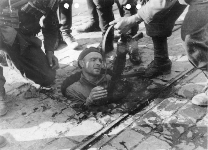 Powstaniec wyciągany z kanału przez żołnierzy niemieckich. Okolice ul. Dworkowej na Mokotowie