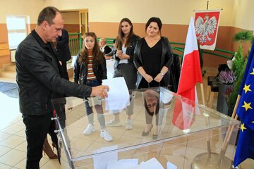 Paweł Kukiz podczas głosowania w Łosiowie na Opolszczyźnie 