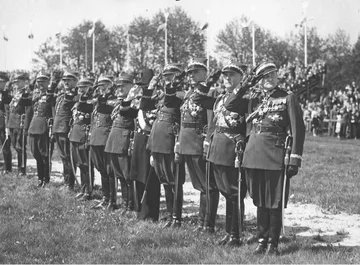 Polska generalicja podczas defilady. Warszawa, 1936 r. Od prawej: inspektor armii gen. Stanisław Burhardt-Bukacki, inspektor armii komendant Wyższej Szkoły Wojennej gen. Tadeusz Kutrzeba, dowódca 2 Dywizji Kawalerii gen. Bolesław Wieniawa-Długoszowski 