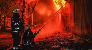 Miniatura: Nocny atak na Charków. Zniszczony szpital,...
