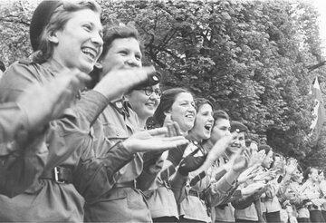 Oddziały żeńskiego szkolnego przysposobienia wojskowego przypatrują się defiladzie. Warszawa, 1939 r. 