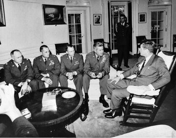 J.F. Kennedy podczas narady w&nbsp;czasie kryzysu kubańskiego