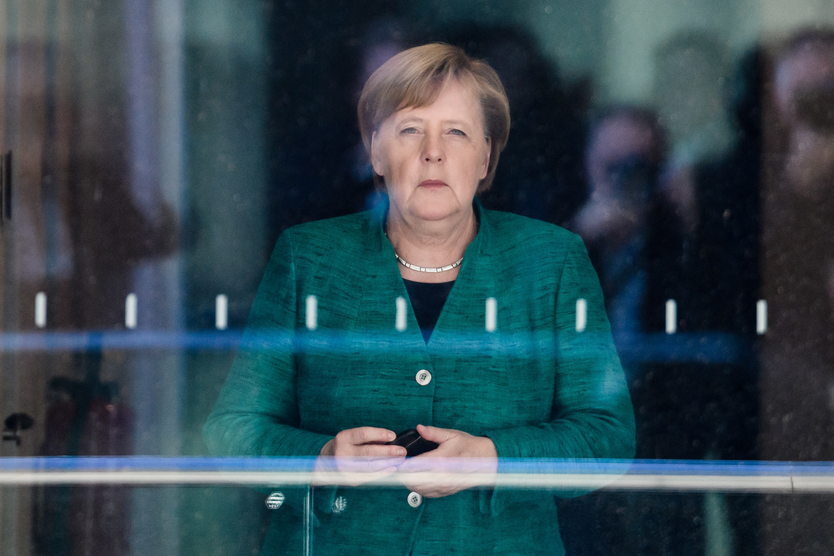 29. 10. || Angela Merkel ogłosiła, że po 18 latach przewodzenia CDU rezygnuje z kierowania partią oraz zapewniła, że nie będzie się ponownie ubiegać o stanowisko  kanclerza, którym była przez ostatnie 13 lat. 