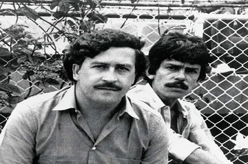 Baron narkotykowy Pablo Escobar (z lewej) na&nbsp;meczu piłkarskim w&nbsp;kolumbijskim mieście Medellin w&nbsp;1983&nbsp;r.