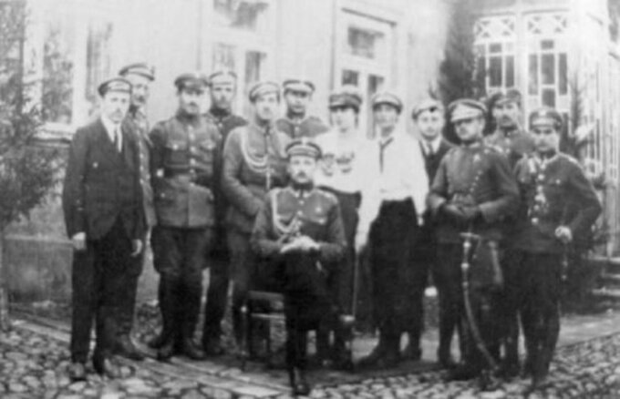 Por. Adam Rudnicki (siedzi pośrodku grupy), przywódca powstania sejneńskiego