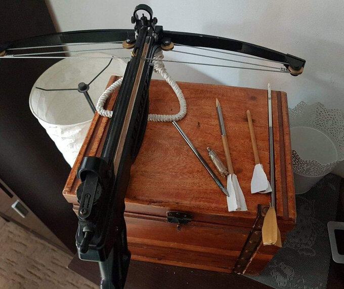 Kusza zabezpieczona przez policję w&nbsp;mieszkaniu podejrzanego