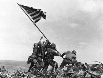 Bitwa o&nbsp;Iwo Jimę, amerykańscy żołnierze ustawiają flagę USA