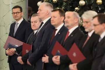 09. 01. || W wyniku rekonstrukcji rządu doszło m.in. do zmiany w kierownictwie MON i MSZ. Nowym ministrem obrony narodowej został Mariusz Błaszczak, a nowym szefem polskiej dyplomacji Jacek Czaputowicz. 