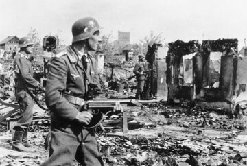 Bitwa stalingradzka. Niemieccy żołnierze podczas oczyszczania ulic w&nbsp;Stalingradzie