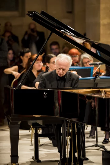 Janusz Olejniczak - pianista i Orkiestra Pasdeloup Koncert Niepodległości w Paryżu za nami
