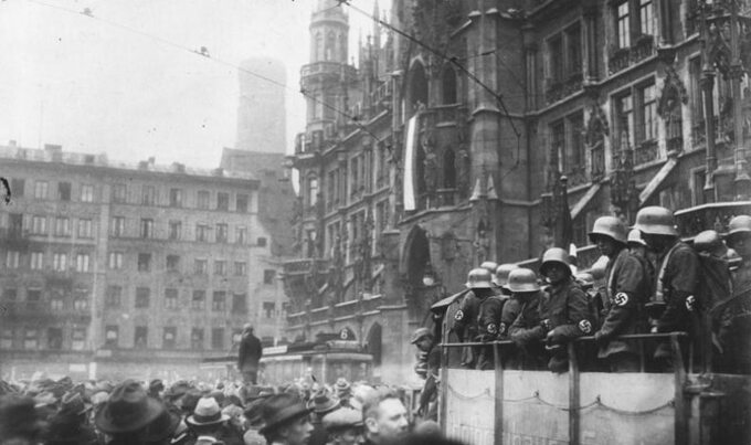 Naziści na Marienplatz w Monachium w czasie puczu