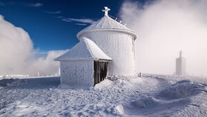 Miniatura: Na Śnieżce zdewastowano zabytkową kaplicę....