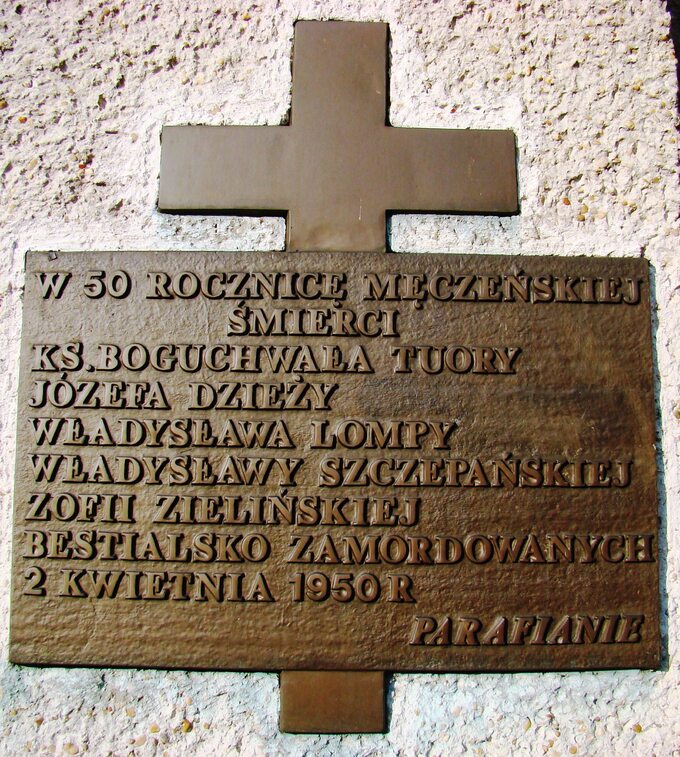 Tablica upamiętniająca zamordowanych na plebanii w Poczesnej.