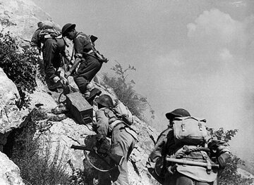 Polscy żołnierze dostarczają amunicję na&nbsp;pozycje pod&nbsp;Monte Cassino