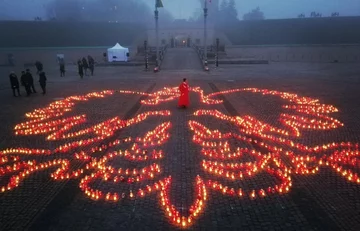 Godło Polski ułożone w Twierdzy Kijowskiej, przez Ambasadę RP na Ukrainie 