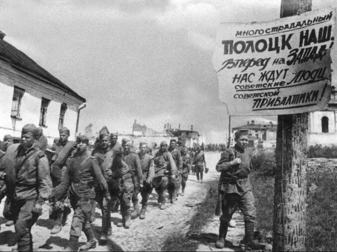 Sowieccy żołnierze w zajętym przez Armię Czerwoną Połocku, 4 lipca 1944 r.