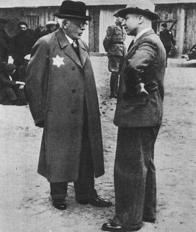 Chaim Rumkowski w czasie rozmowy z niemieckim nadzorcą getta Hansem Biebowem