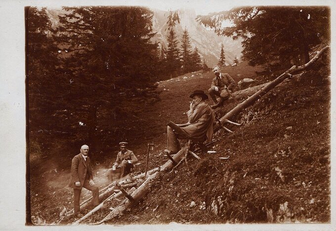 Stefan Żeromski (w środku) w Tatrach (1916)