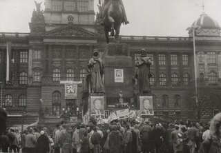 Demonstracja przy pomniku św. Wacława na&nbsp;placu Wacława w&nbsp;Pradze (1989) -&nbsp;aksamitna rewolucja w&nbsp;Czechosłowacji