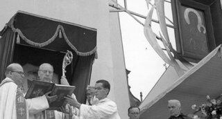 Prymas Polski kard. Stefan Wyszyński w&nbsp;1966&nbsp;r. podczas odnowienia Jasnog&oacute;rskich Ślub&oacute;w Narodu Polskiego dziesięć lat po&nbsp;ślubowaniu z&nbsp;roku 1956