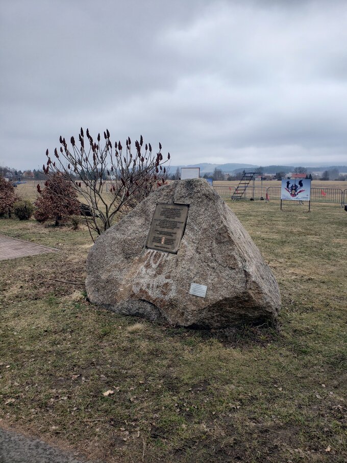 Kamień upamiętniający 70. rocznicę śmierci lotnik&oacute;w z&nbsp;obozu w&nbsp;Żaganiu