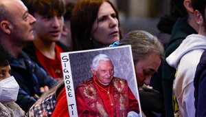 Miniatura: Watykan. Ile osób pożegnało Benedykta XVI?