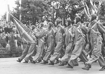 Lotnicy defilują w Alejach Ujazdowskich. Warszawa, 1939 r. 
