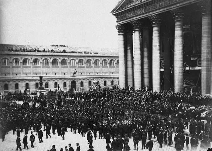 Pogrzeb Victora Hugo - moment przeniesienia trumny do Panteonu. 1 czerwca 1885 r.