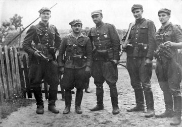 Żołnierze 5&nbsp;Wileńskiej Brygady AK. Od&nbsp;lewej: ppor. Henryk Wieliczko &bdquo;Lufa&rdquo;, por. Marian Pluciński &bdquo;Mścisław&rdquo;, mjr Zygmunt Szendzielarz &bdquo;Łupaszka&rdquo;, NN, por. Zdzisław Badocha &bdquo;Żelazny&rdquo;