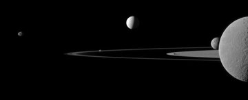 Pięć księżyc&oacute;w Saturna, od&nbsp;lewej: Janus, Pandora, Enceladus, Rea i&nbsp;Mimas