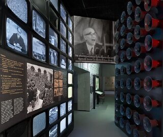 Fragment ekspozycji poświęconej wydarzeniom marcowym w&nbsp;Muzeum Historii Żyd&oacute;w Polskich.