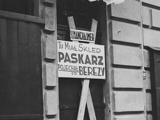 Zamknięty sklep H. Manchajmera podejrzanego o paskarstwo (spekulacje) żywnością w Warszawie