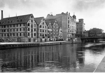 Bydgoszcz W 1939 r. Bydgoszcz była największym miastem województwa pomorskiego, nie była jednak jego stolicą, ponieważ w granicach województwa znalazła się dopiero w 1938 r. Wcześnie miasto znajdowało się w woj. poznańskim. Po odzyskaniu niepodległości Gdańsk stał się wolnym miastem, a Gdynia była jeszcze wsią rybacką. Dlatego stolicą Pomorza uczyniono Toruń, który był wówczas największym miastem regionu, w 1931 r. liczył 62 tys. mieszkańców. Dwukrotnie mniej od Bydgoszczy. Liczba ludności w 1939 r.: 141 tys., obecnie: 354 tys. Na zdjęciu: spichlerze nad Brdą.