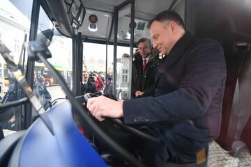 Prezydent Andrzej Duda (P) podczas prezentacji pojazdów elektrycznych po konferencji „Technologie przyszłości. Elektromobilność" 