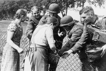 Członkowie mniejszości niemieckiej w&nbsp;Polsce witający żołnierzy Wehrmachtu w&nbsp;1939 roku