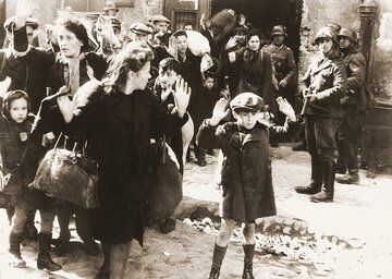 Najsłynniejsze zdjęcie -&nbsp;Żydzi wypędzeni z&nbsp;bunkr&oacute;w.