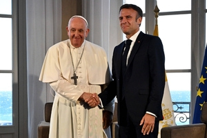 Prezydent Macron się rozdwoił. Papież wspiera nachodźców. To jest Zachód