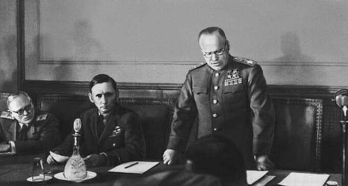 Gen. Żukow odczytuje akt kapitulacji Niemiec w Karlshorst. Obok Żukowa – Arthur Tedder