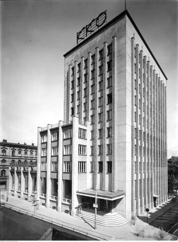 Chorzów Chorzów był zbliżony wielkością do Katowic, w latach 20. był nawet nieznacznie większy. To jedyne miasto w zestawieniu, które obecnie ma niższą liczbę ludności niż przed wojną. W latach 1922-1934 miasto nosiło nazwę Królewska Huta. Liczba ludności w 1939 r.: 110 tys., obecnie: 109 tys. Na zdjęciu: gmach Komunalnej Kasy Oszczędności w Chorzowie, rok 1937.