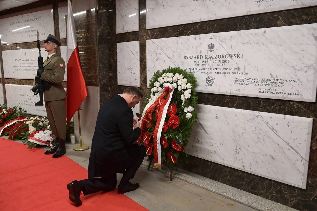 Prezydent Rzeczypospolitej Polskiej Andrzej Duda (C) składa kwiaty przy tablicy upamiętniającej ofiary katastrofy smoleńskiej 10.04.2010 r., 11 bm. w Warszawie w dzień obchodów Święta Niepodległości. 