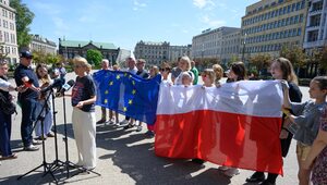 Miniatura: Poseł Lewicy zszyła flagi Polski i UE....