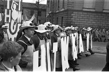 Przemarsz pracowników Huty Warszawa przez pl. Dzierżyńskiego w Warszawie, 1 maja 1963 roku. 